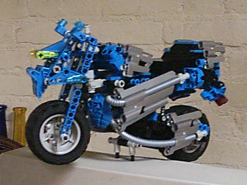 technic-race-motor-blauw008.jpg