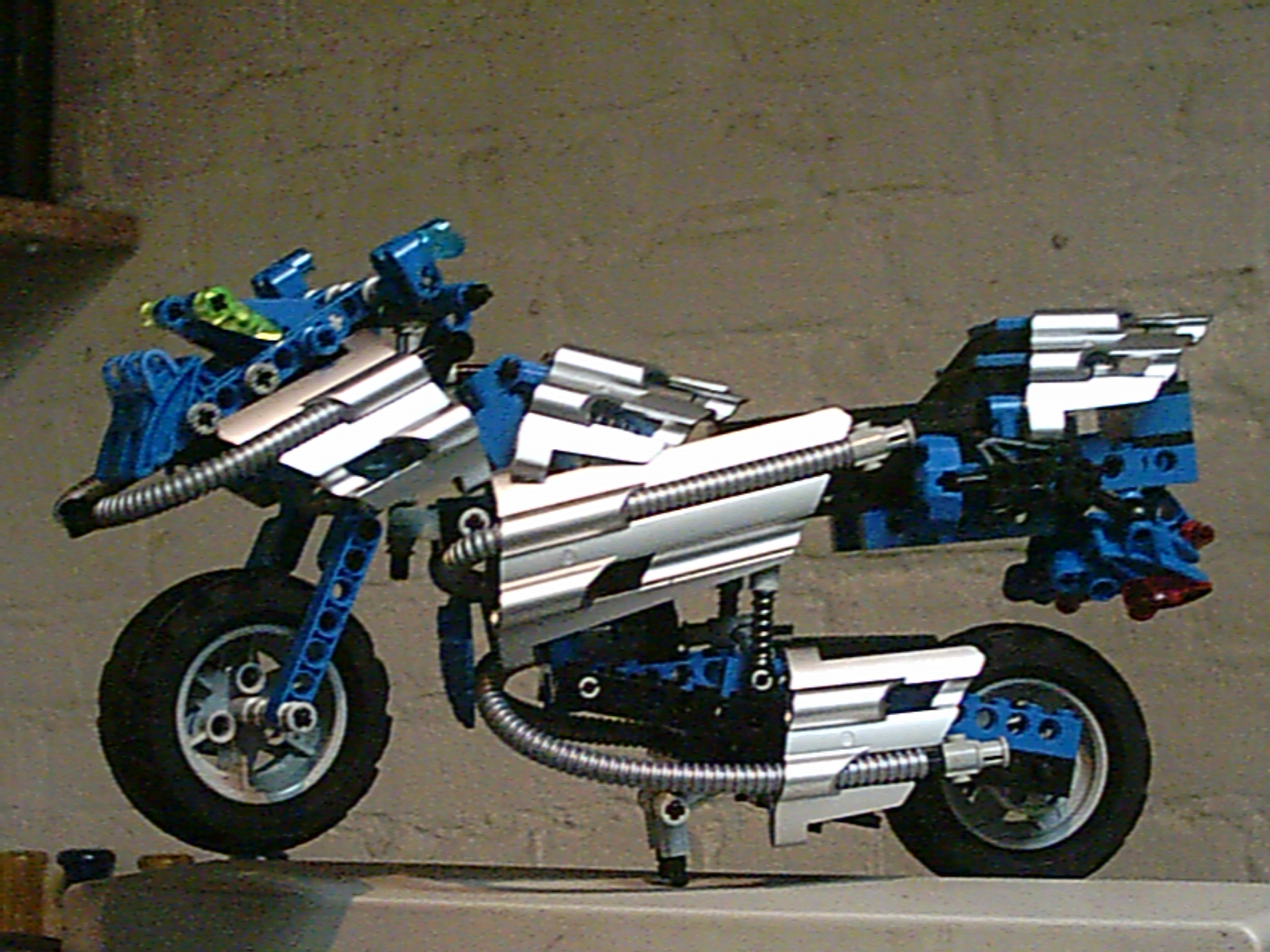 technic-race-motor-blauw010.jpg