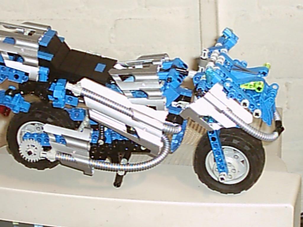 technic-race-motor-blauw014.jpg