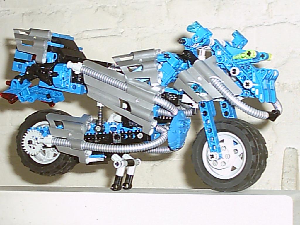 technic-race-motor-blauw015.jpg