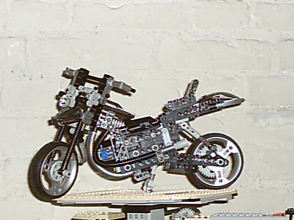 technic-race-motor-zwart006.jpg