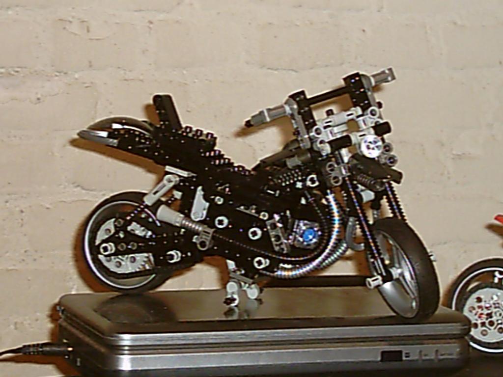 technic-race-motor-zwart008.jpg