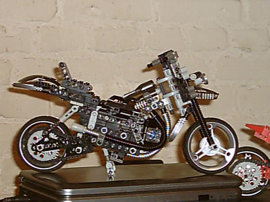 technic-race-motor-zwart009.jpg