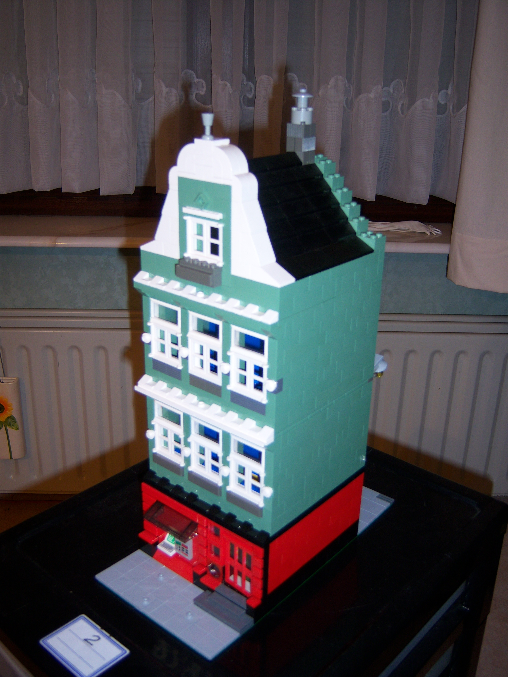 sandgreen_house_with_red_cashmachine.jpg
