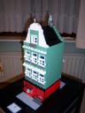 sandgreen_house_with_red_cashmachine.jpg