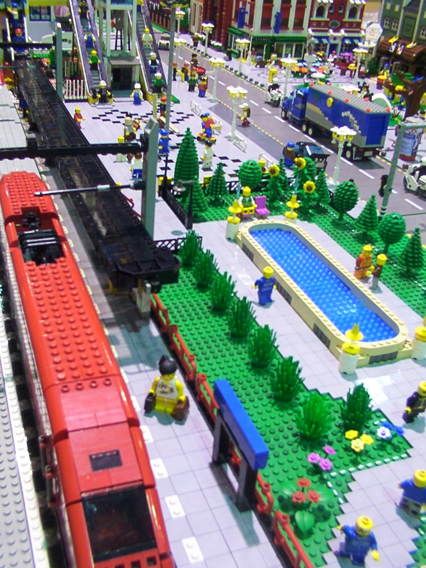 002_arrival_at_legoworld.jpg