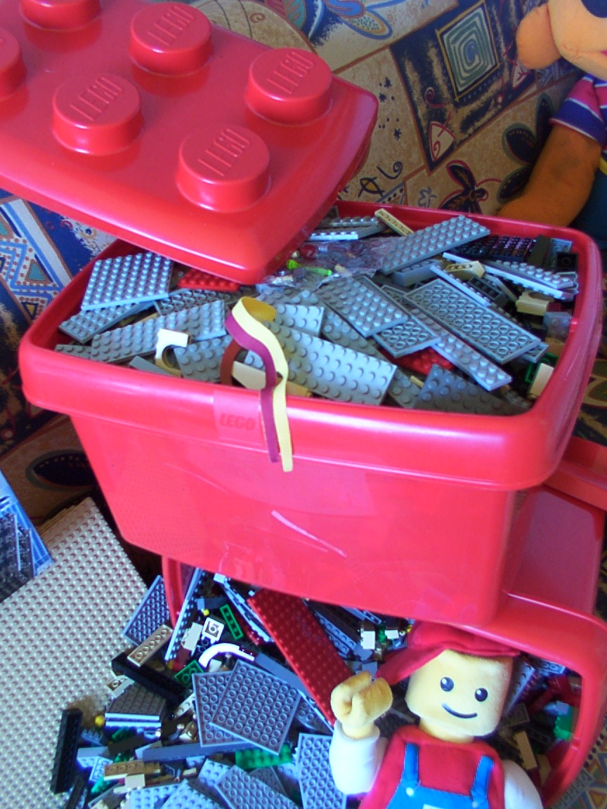 004_another_tub_filled_with_parts.jpg