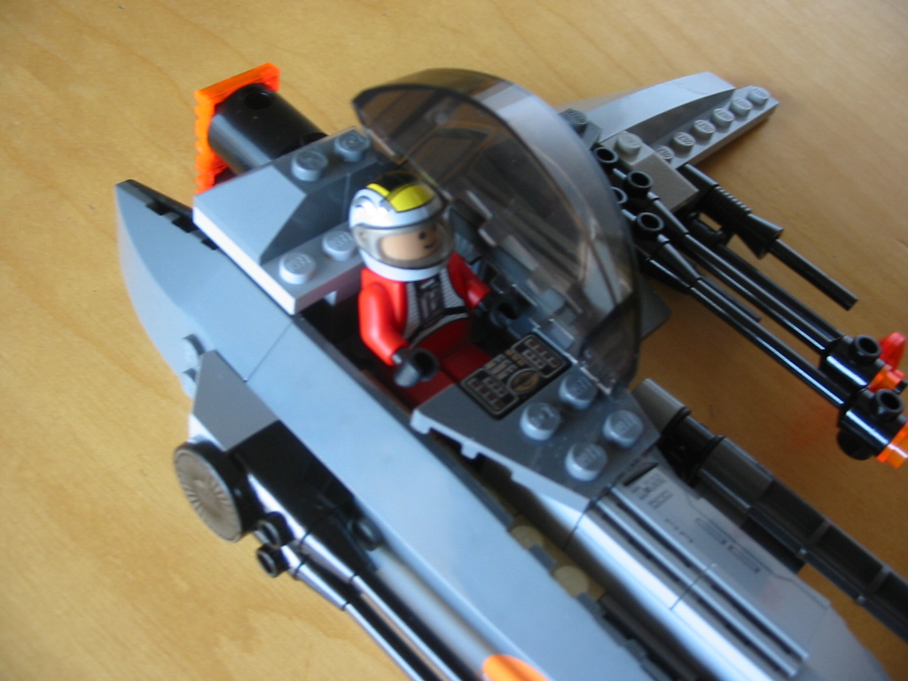 l-wing_01_pilot.jpg
