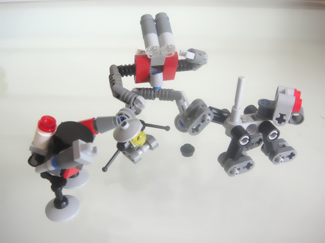 lego_moc_first_aid_mini-bots_05.jpg