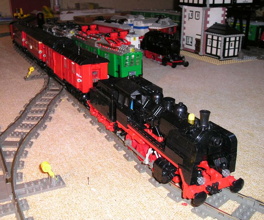 006_red_passenger_train.jpg