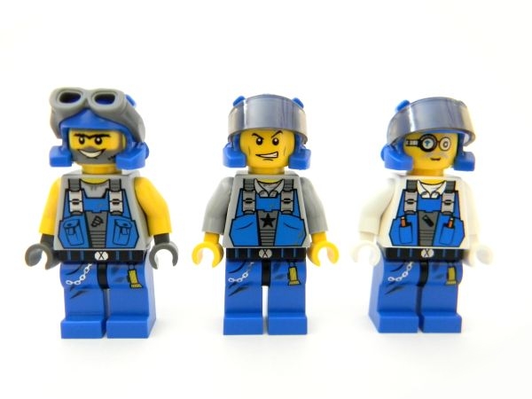27_minifigsfront.jpg