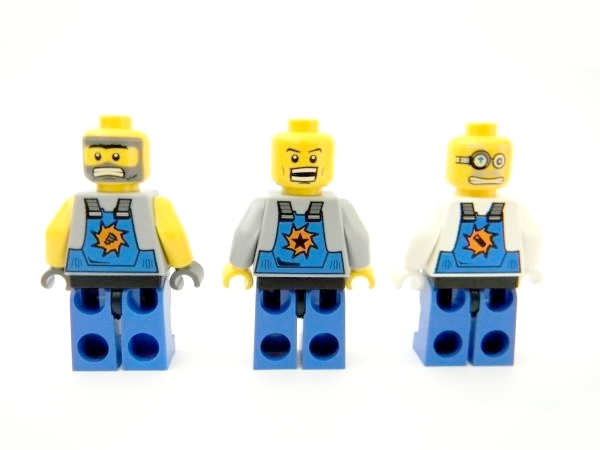 28_minifigsback.jpg
