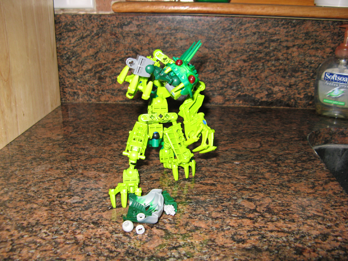 jungle_leaper_eating_matoran.png