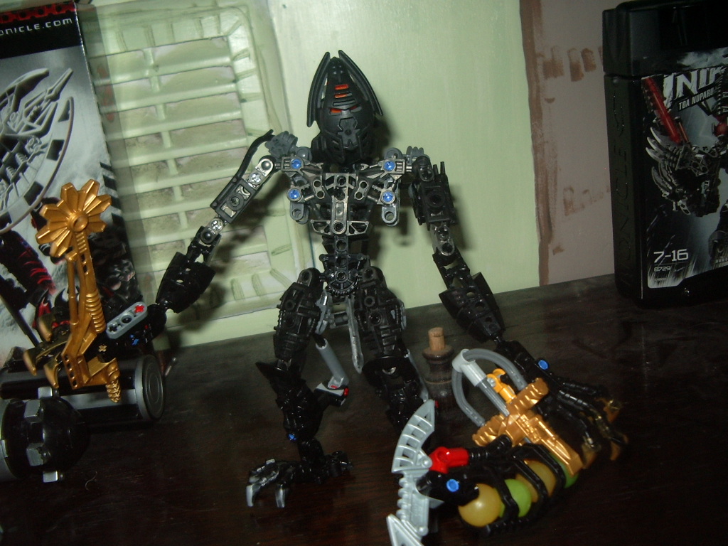 2006-makuta-pose.jpg