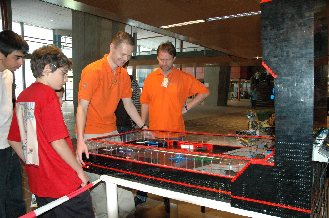 004_soren_gerrit_plaing_pinball.jpg