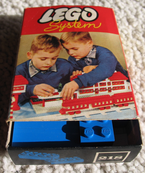 lego0218_blue_gb.jpg