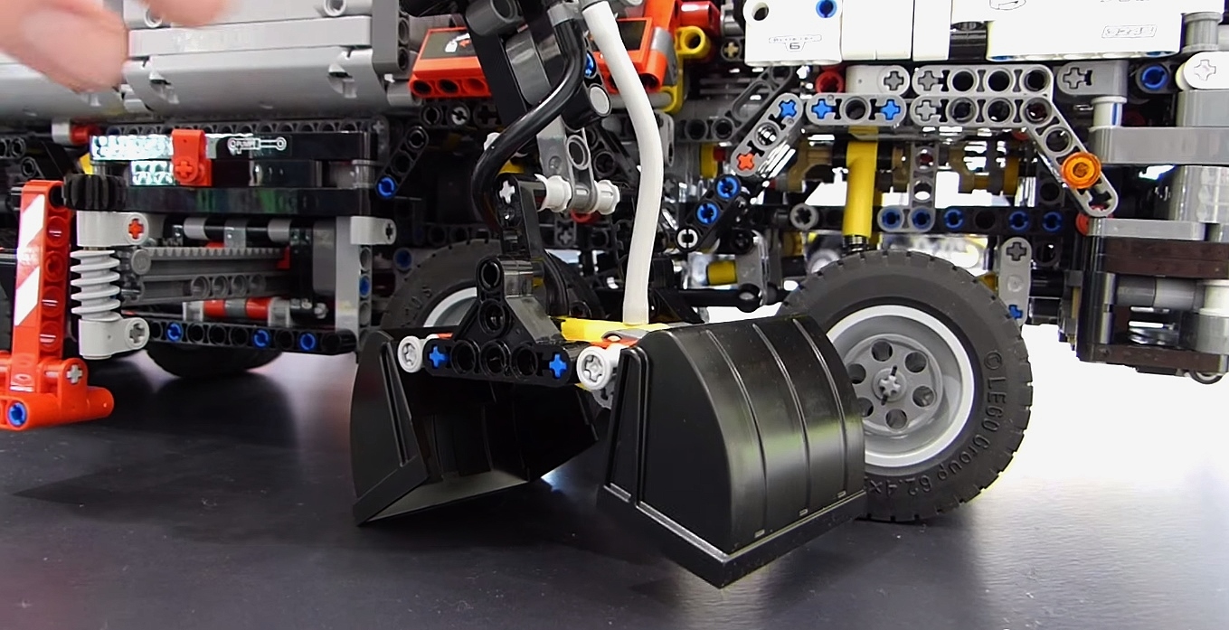 lego_technic_42043_close_up.jpg