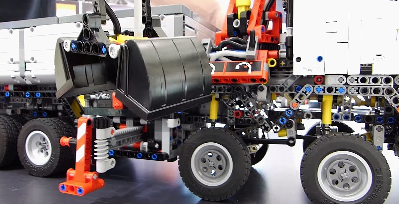 lego_technic_42043_close_up2.jpg