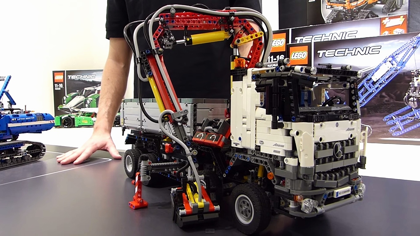 lego_technic_42043_front.jpg
