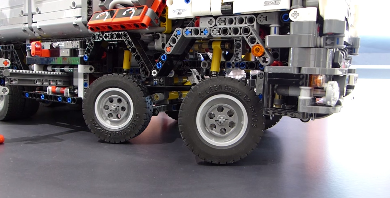 lego_technic_42043_front_wheels.jpg