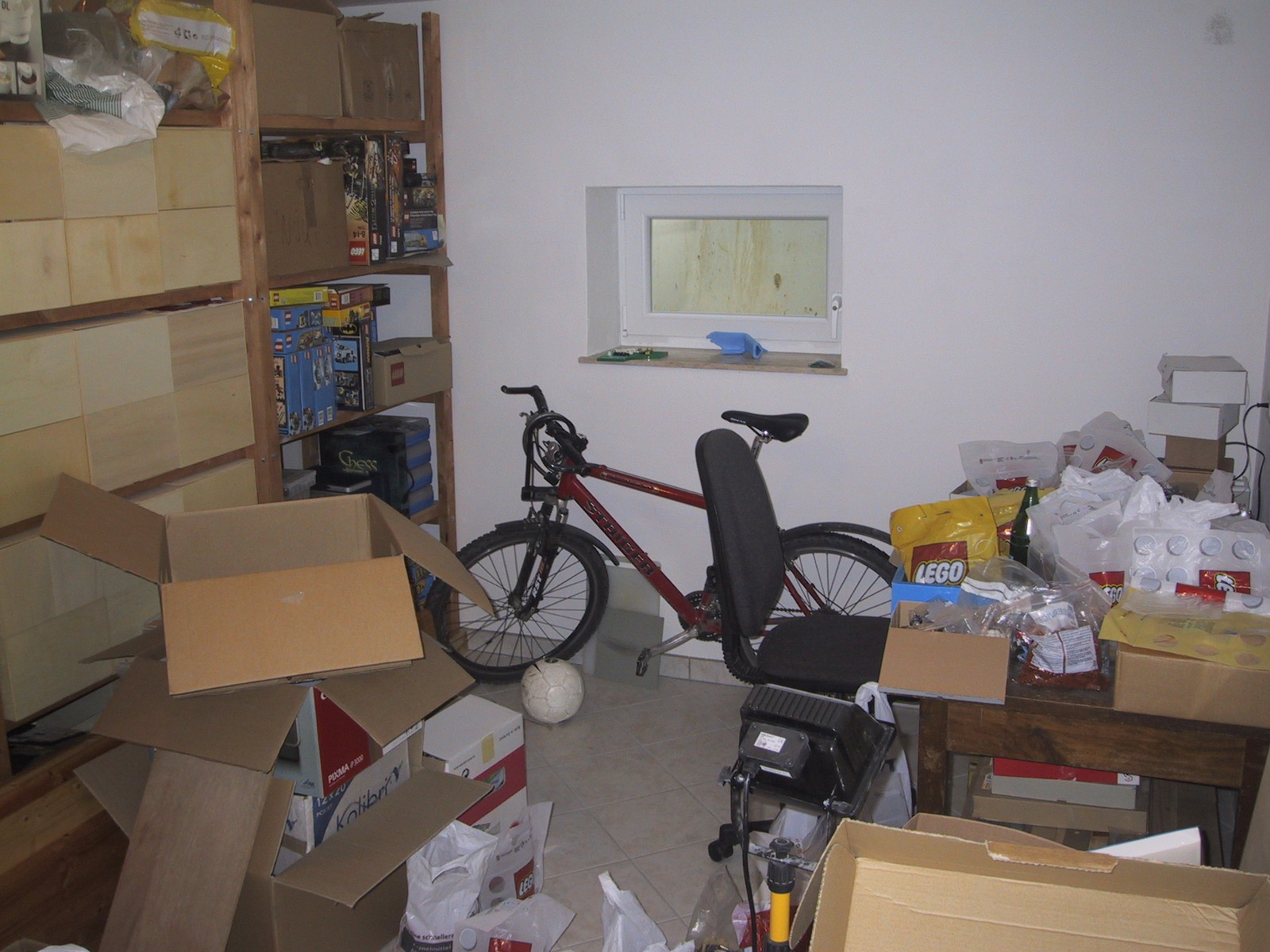 2006_09-my_chaos_lego_cellar.jpg