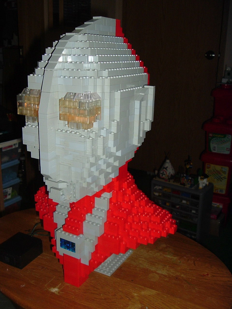 lego_ultraman_right_side.jpg