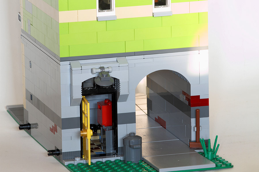 04_backdooropened.jpg