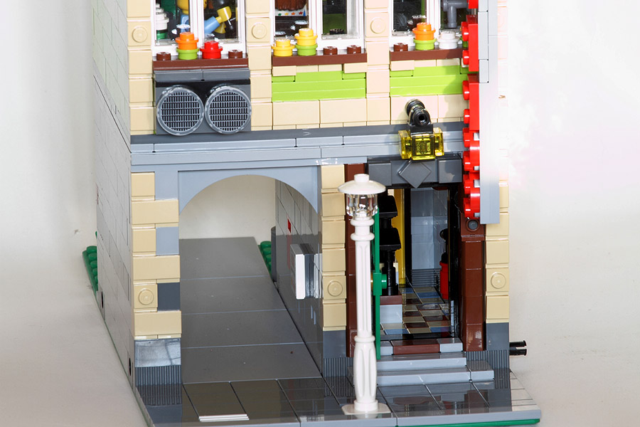 05_frontdooropened.jpg