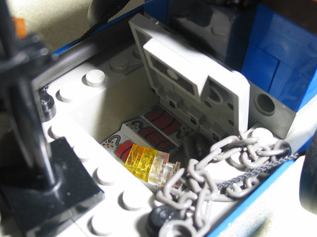 06_under_cargo.jpg
