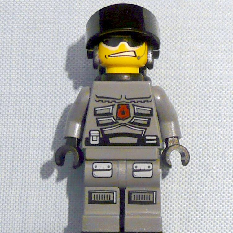 space-police-100-10-polizist.jpg