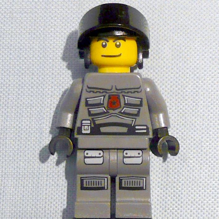 space-police-100-11-polizist.jpg
