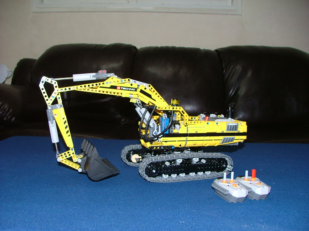 8043-motorized-excavator-1.jpg