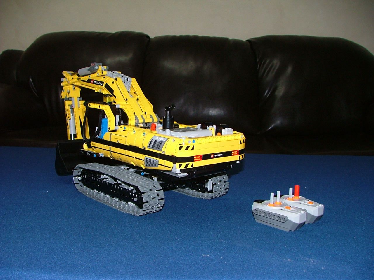 8043-motorized-excavator-2.jpg