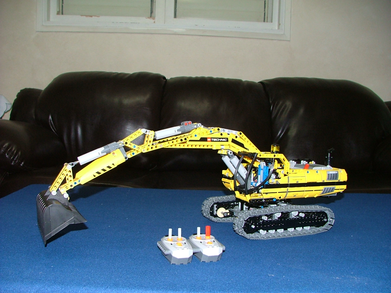 8043-motorized-excavator-3.jpg