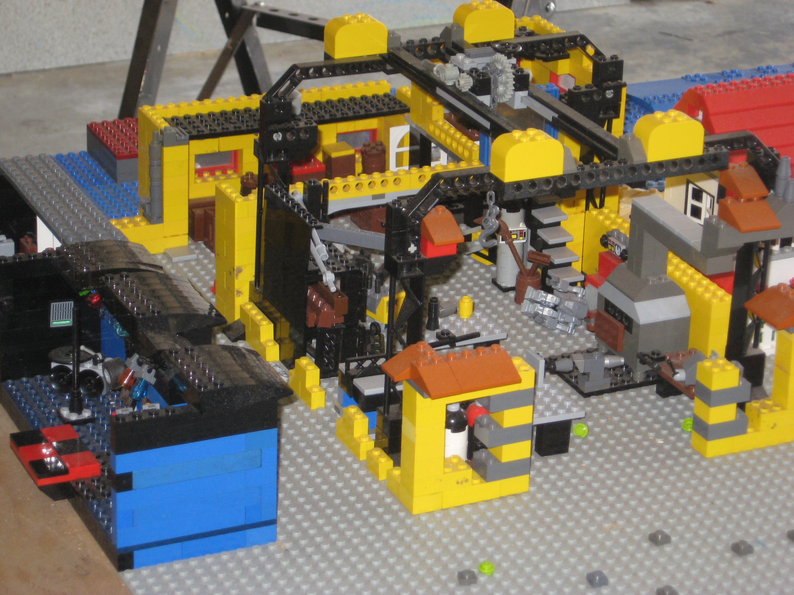 moc_bob_and_bobs_fabrickation_shop_00.jpg