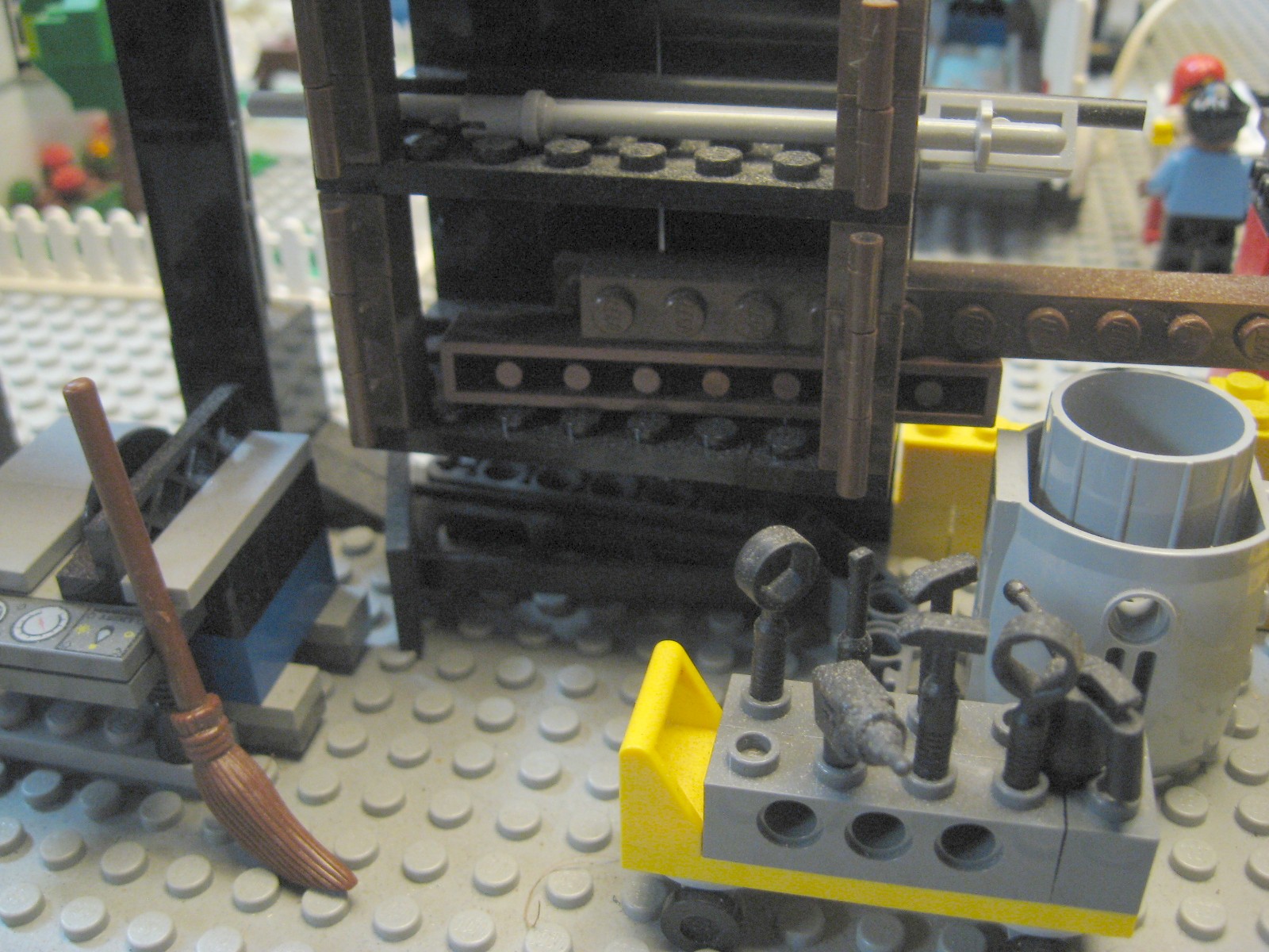 moc_bob_and_bobs_fabrickation_shop_08.jpg