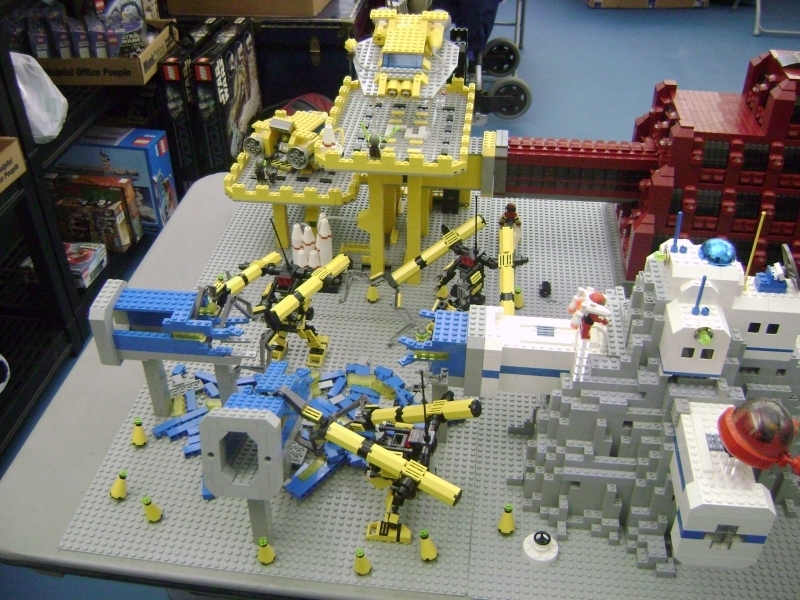 toyshow08_moonbase_0verview_1431.jpg