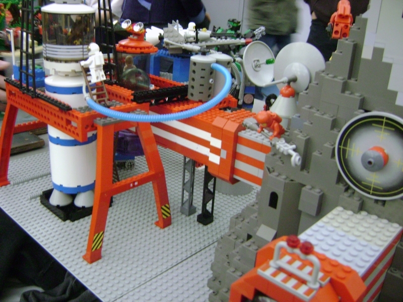 toyshow08_moonbase_0verview_1482.jpg