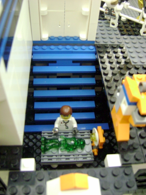 toyshow08_moonbase_aaron_1534.jpg