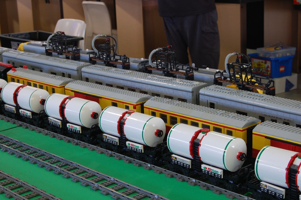 139-trains2.jpg