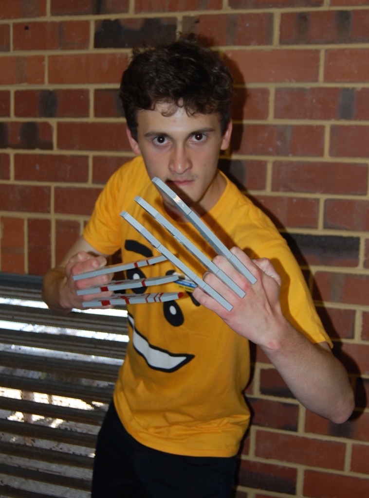 01_wolverine-claws.jpg