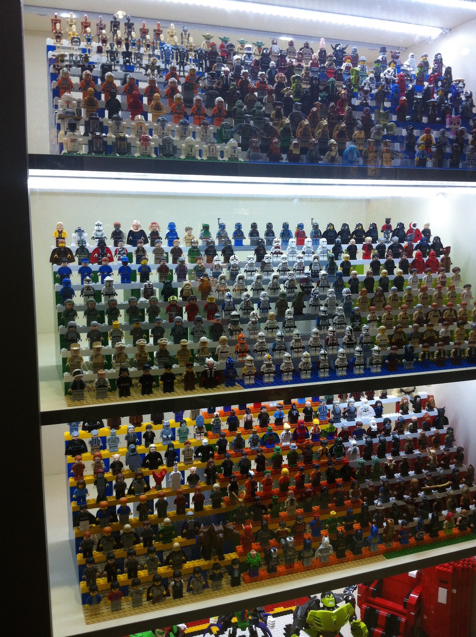 lots_and_lots_of_minifigs.jpg