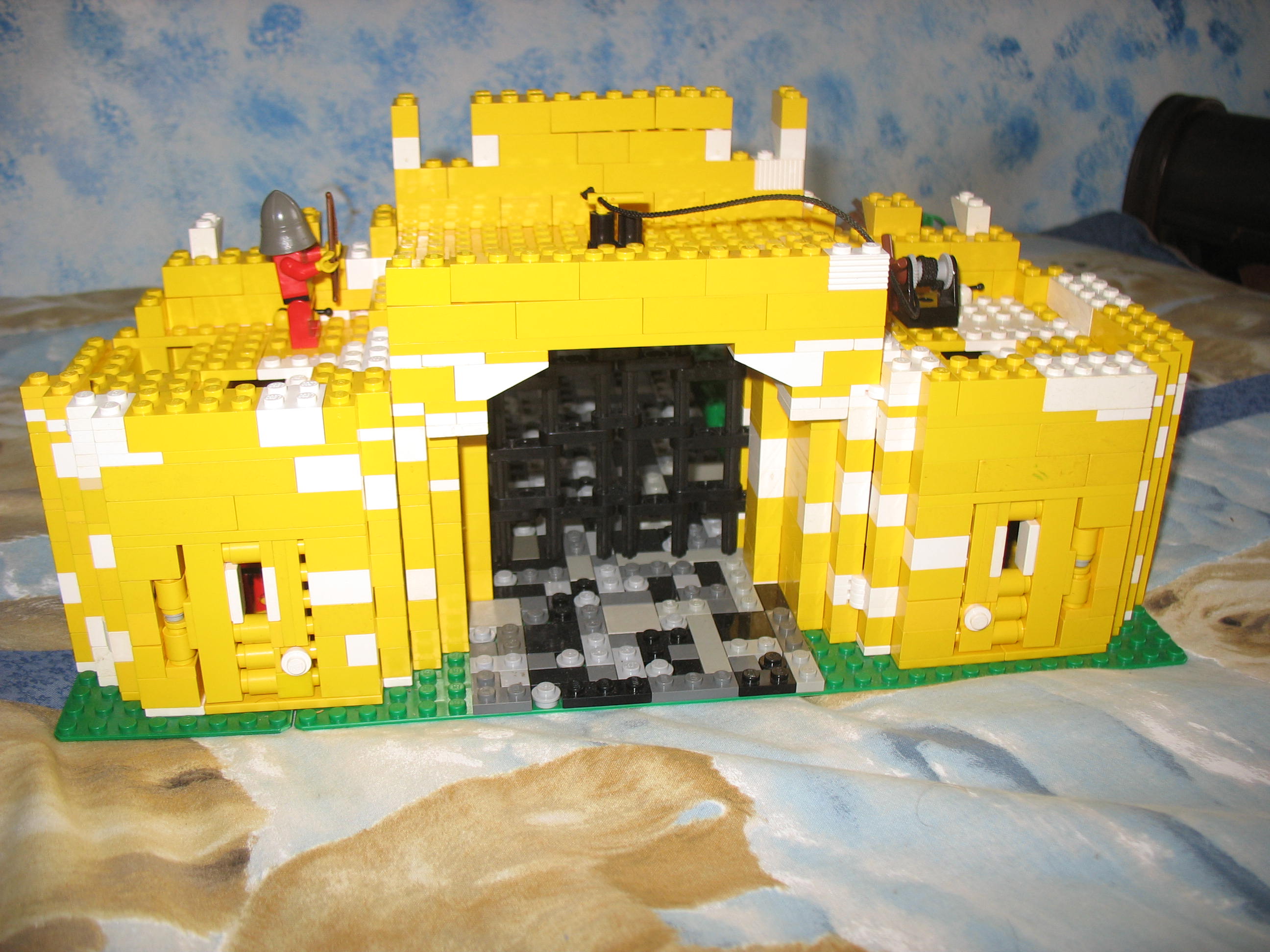 yellow_gatehouse_003.jpg