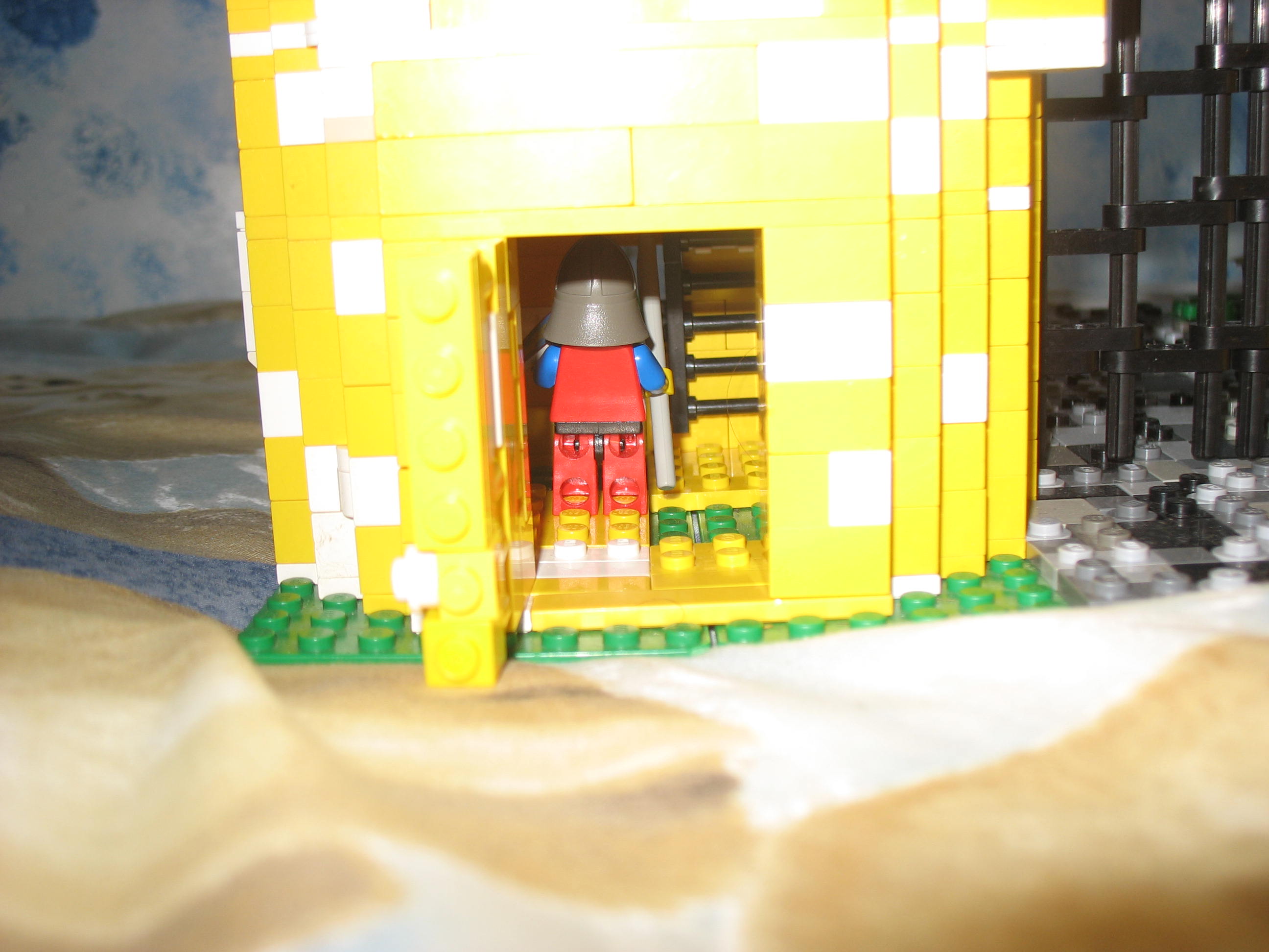 yellow_gatehouse_004.jpg