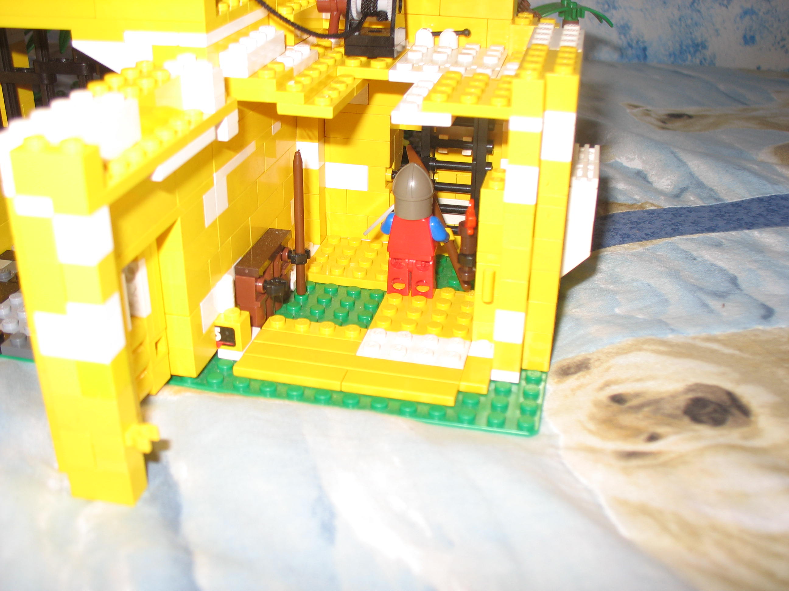 yellow_gatehouse_005.jpg