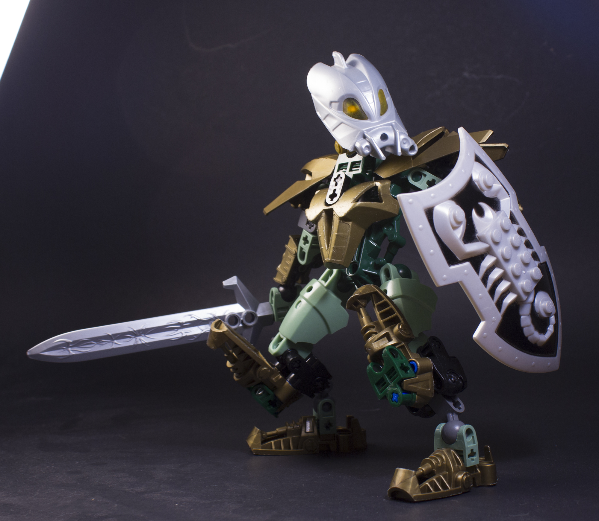golden_hero_with_yellow_visor.jpg
