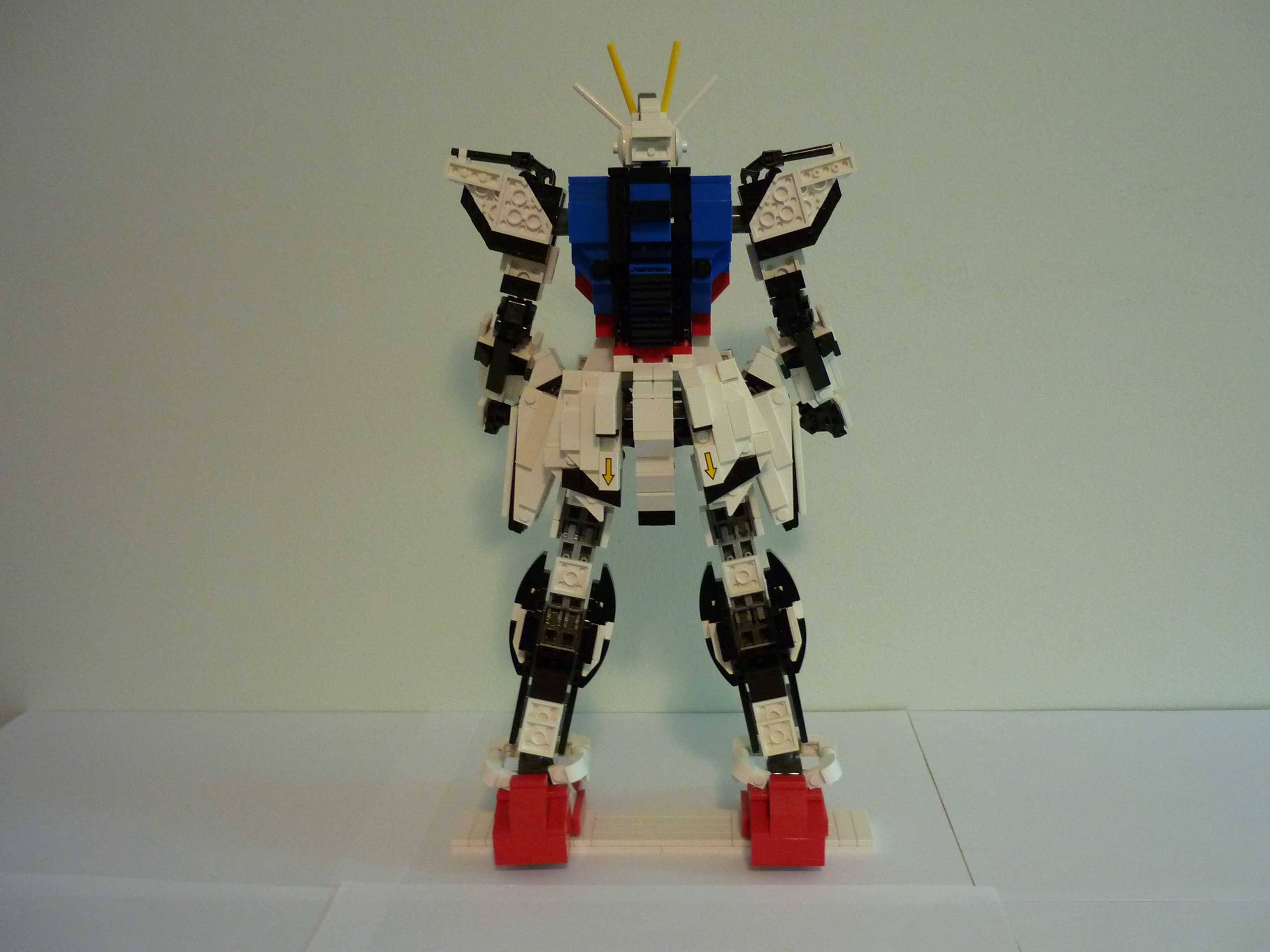 strike_gundam_rear_1.jpg