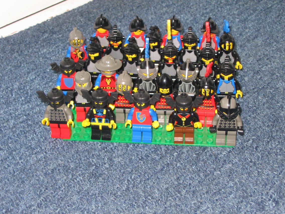 2007-08-09_lego_knights_3_ebay_small.jpg
