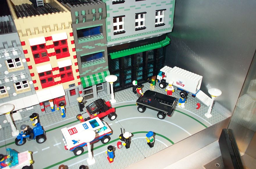 07_town_case.jpg