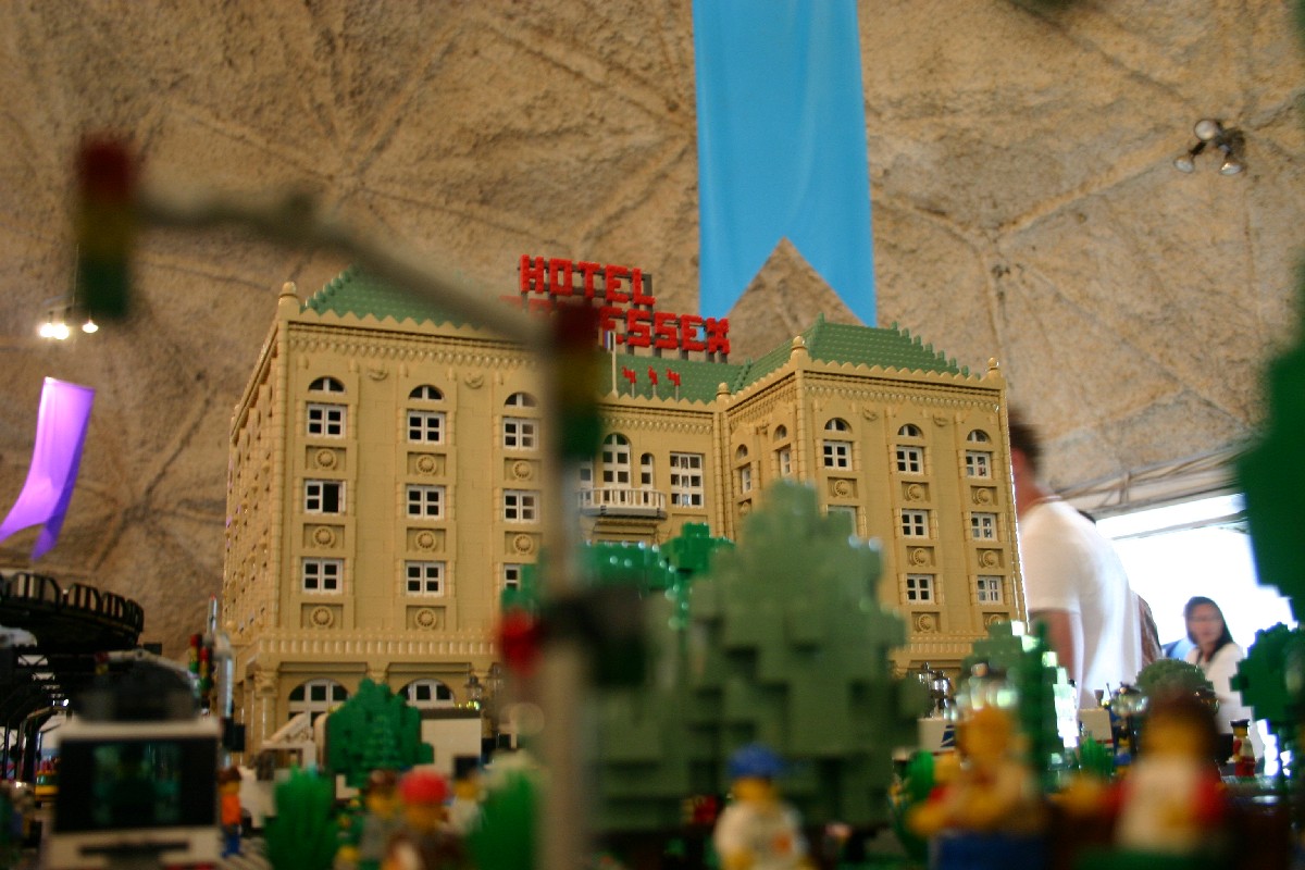 bill_hotel_from_park_1.jpg